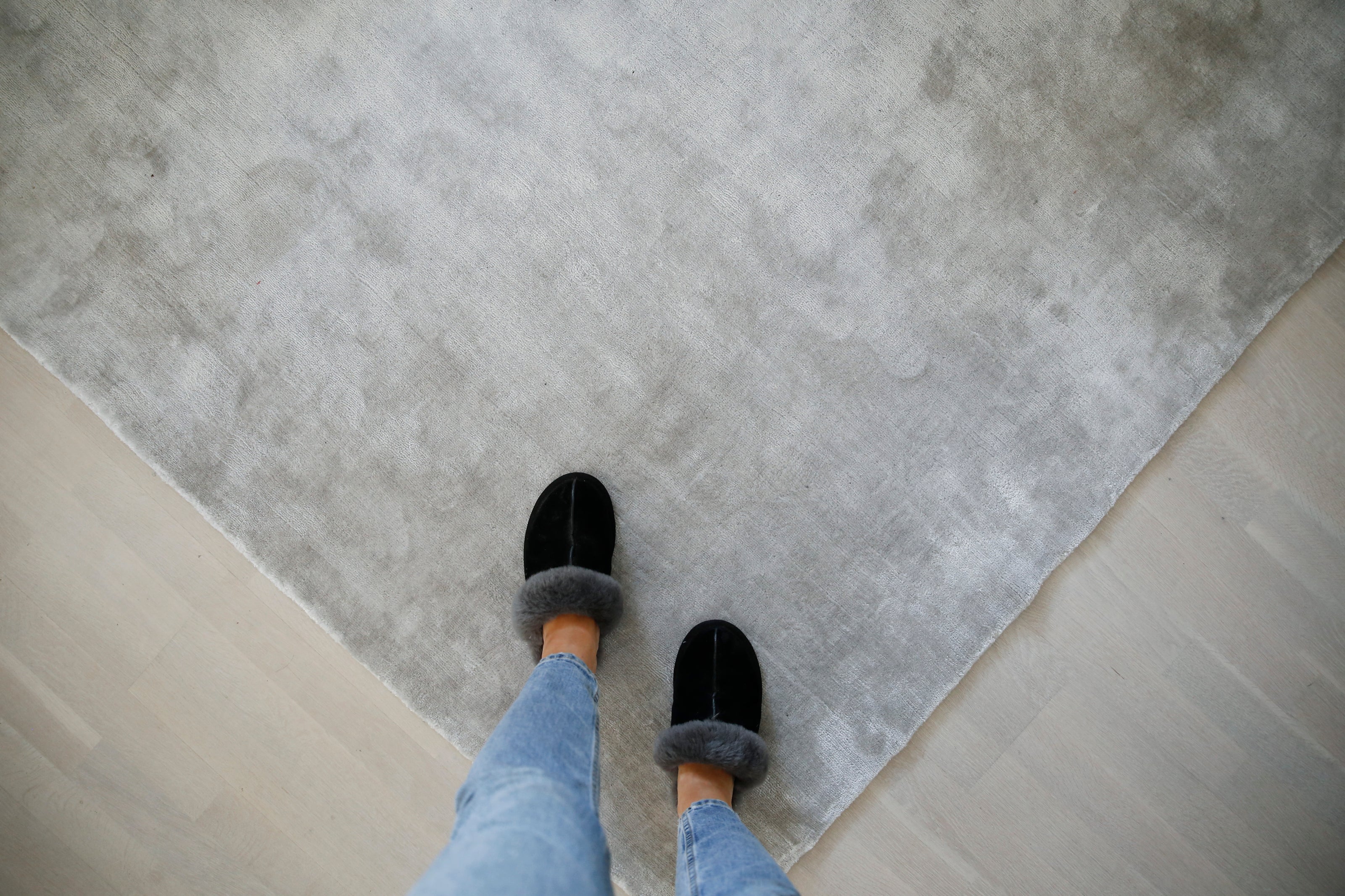 Ljusgrå måttbeställd viskosmatta - en guide till att köpa rätt storlek på mattan av The Sofa Store