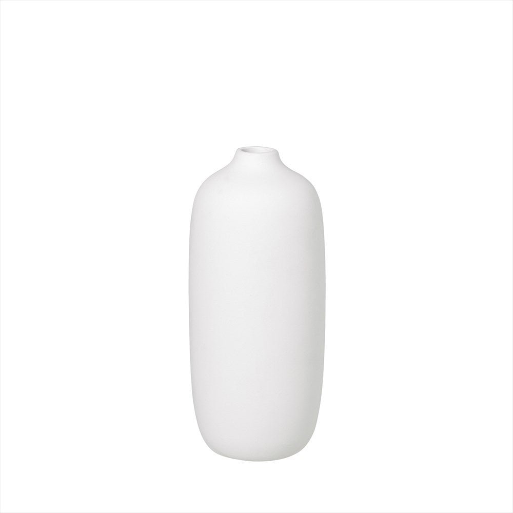 Ceola vas av keramik i färgen vit och höjd 18 cm