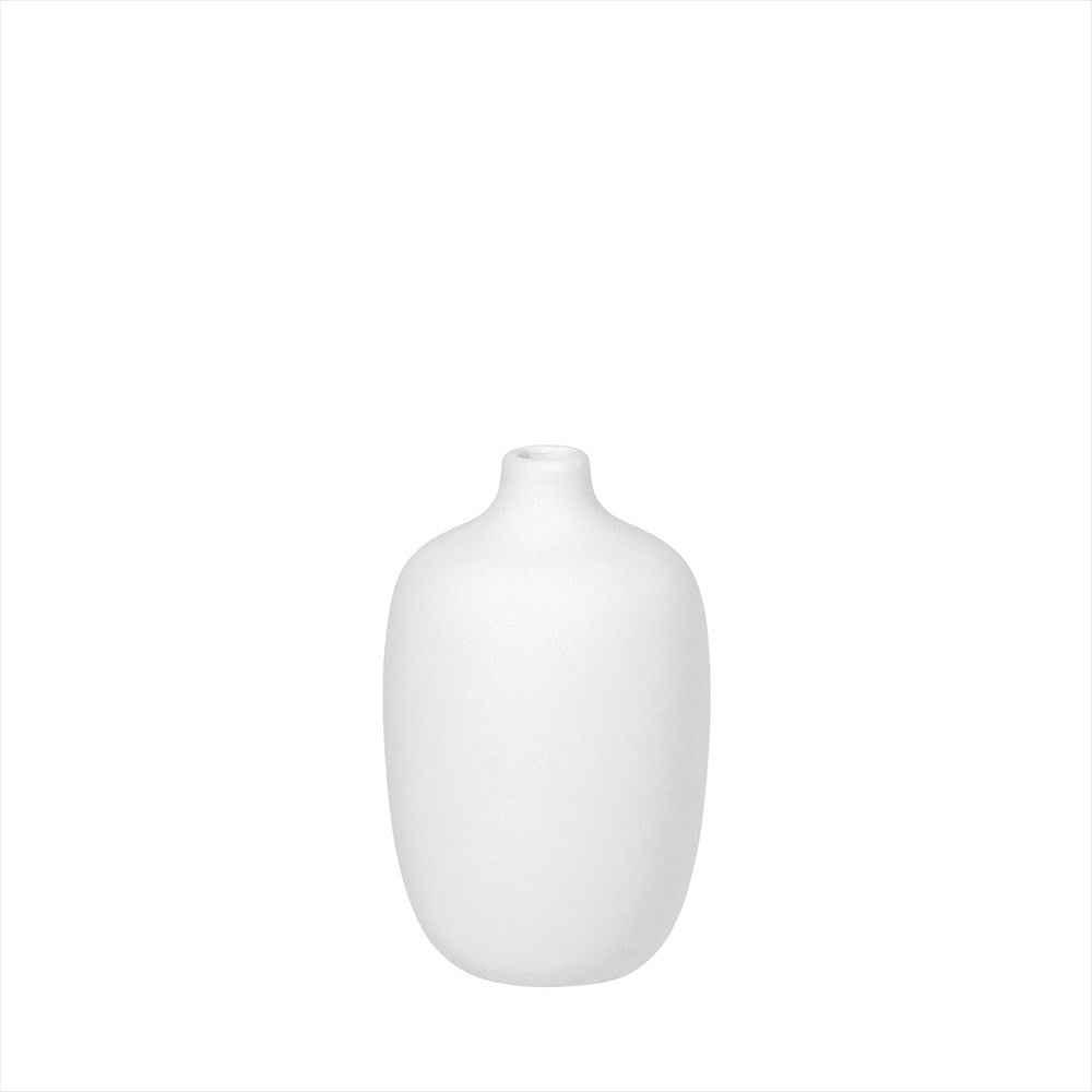 Ceola vas av keramik i färgen vit och höjd 13 cm