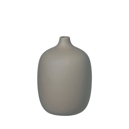 Ceola vas av keramik i färgen satellite och höjd 18,5 cm