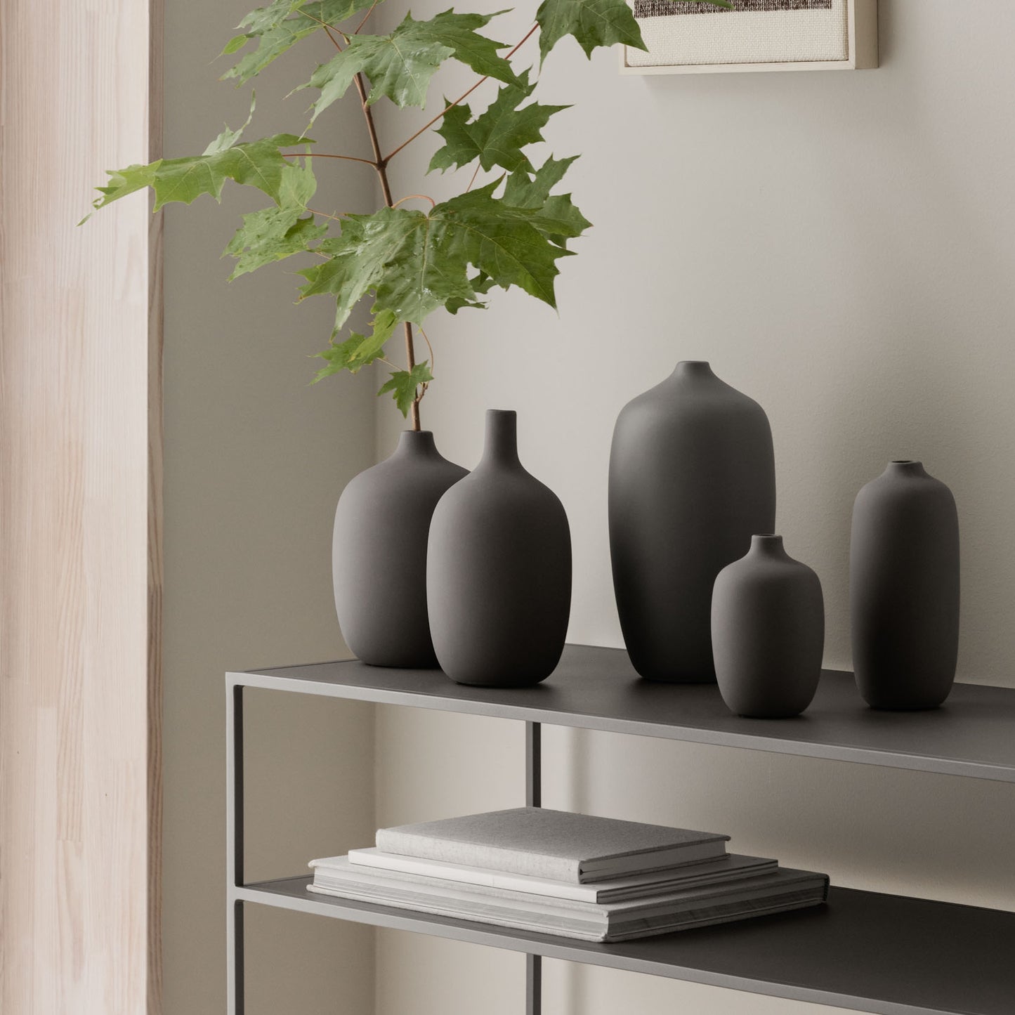 Fem stycken Ceola vaser av glaserad keramik på ett sideboard