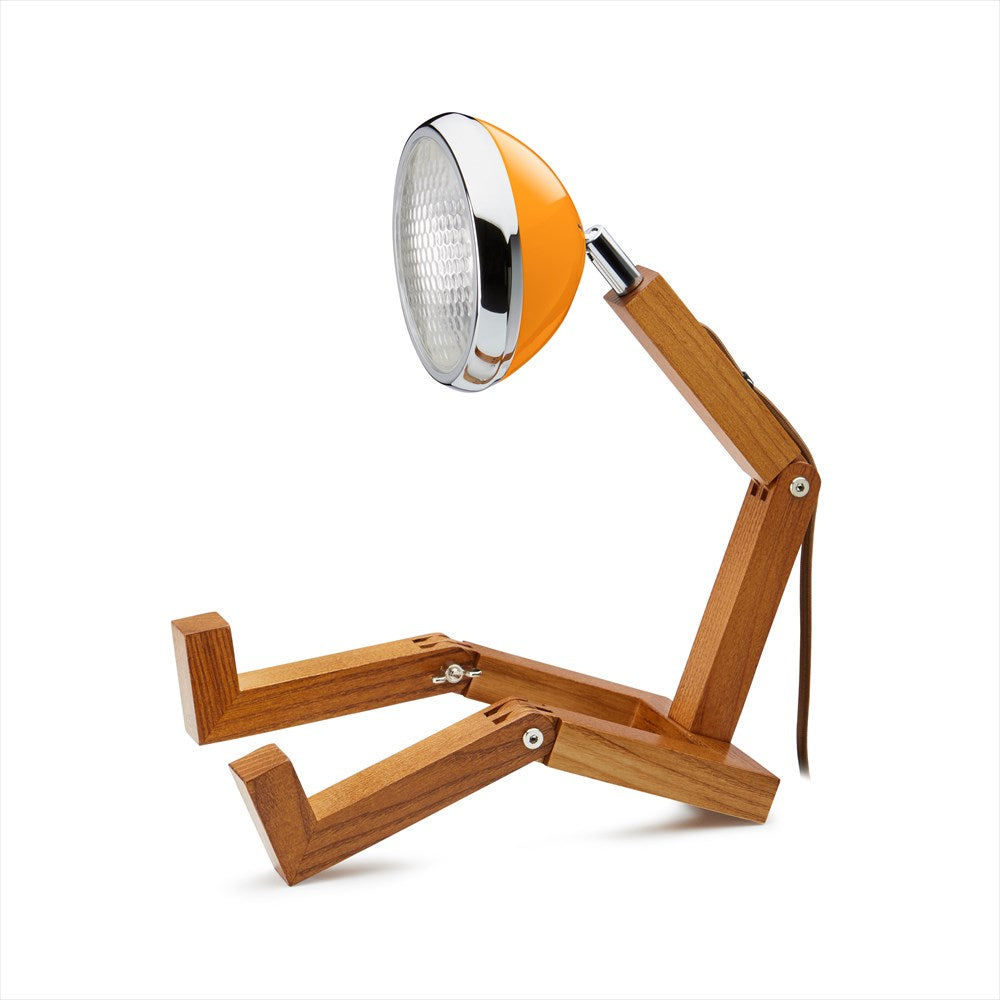 Rolig bordslampa i form av en figur med ben och en lampa som huvud. Färg: Mclaren Green.