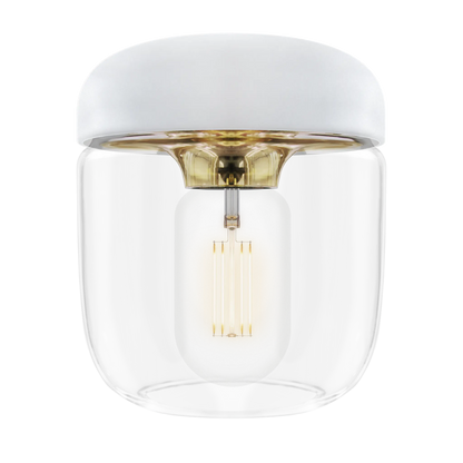 Acorn är en vit lampskärm med en innerdel i metall som är mässingsfärgad från Umage