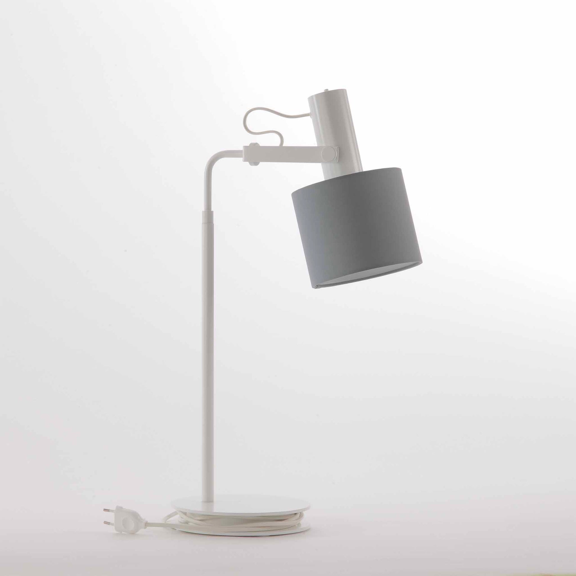 Vit bordslampa med gråblå lampskärm