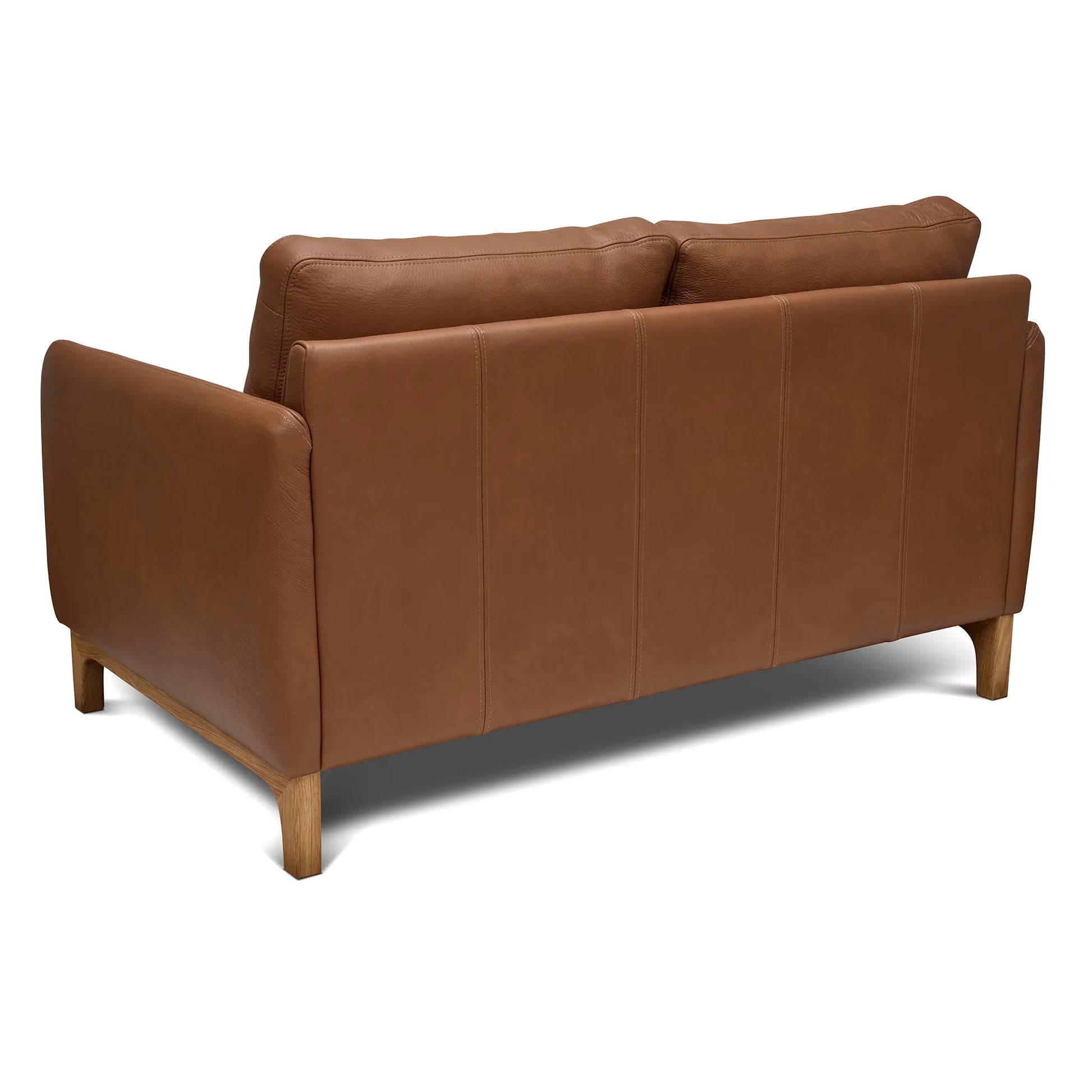 Vy bakifrån på en liten 2-sits soffa i brunt spårbart äkta skinn