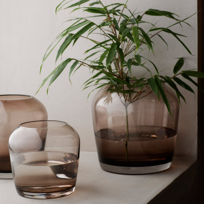 Glas vaser i olika storlekar i färgen coffee