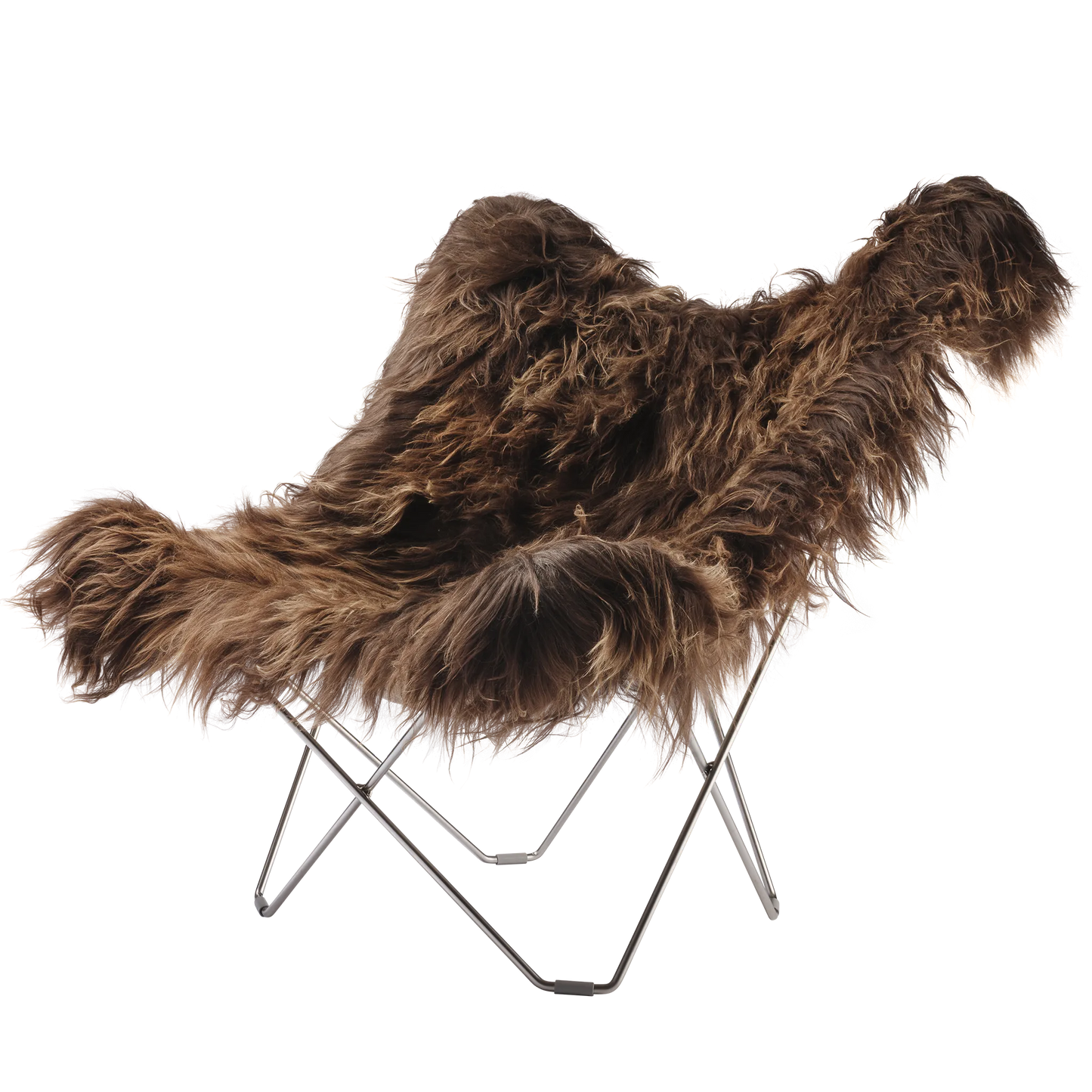 Fladdermusfåtölj av Cuero Design i isländsk fårskinnspäls, Wild Brown. Stålram i matt krom färg av 12 mm svenskt stål