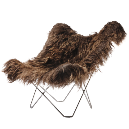 Fladdermusfåtölj av Cuero Design i isländsk fårskinnspäls, Wild Brown. Stålram i matt krom färg av 12 mm svenskt stål