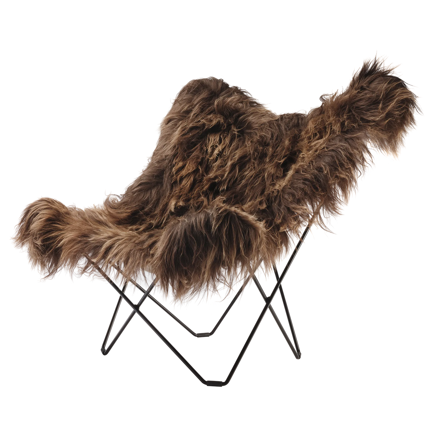 Fladdermusfåtölj av Cuero Design i isländsk fårskinnspäls, Wild Brown. Svart stålram av 12 mm svenskt stål