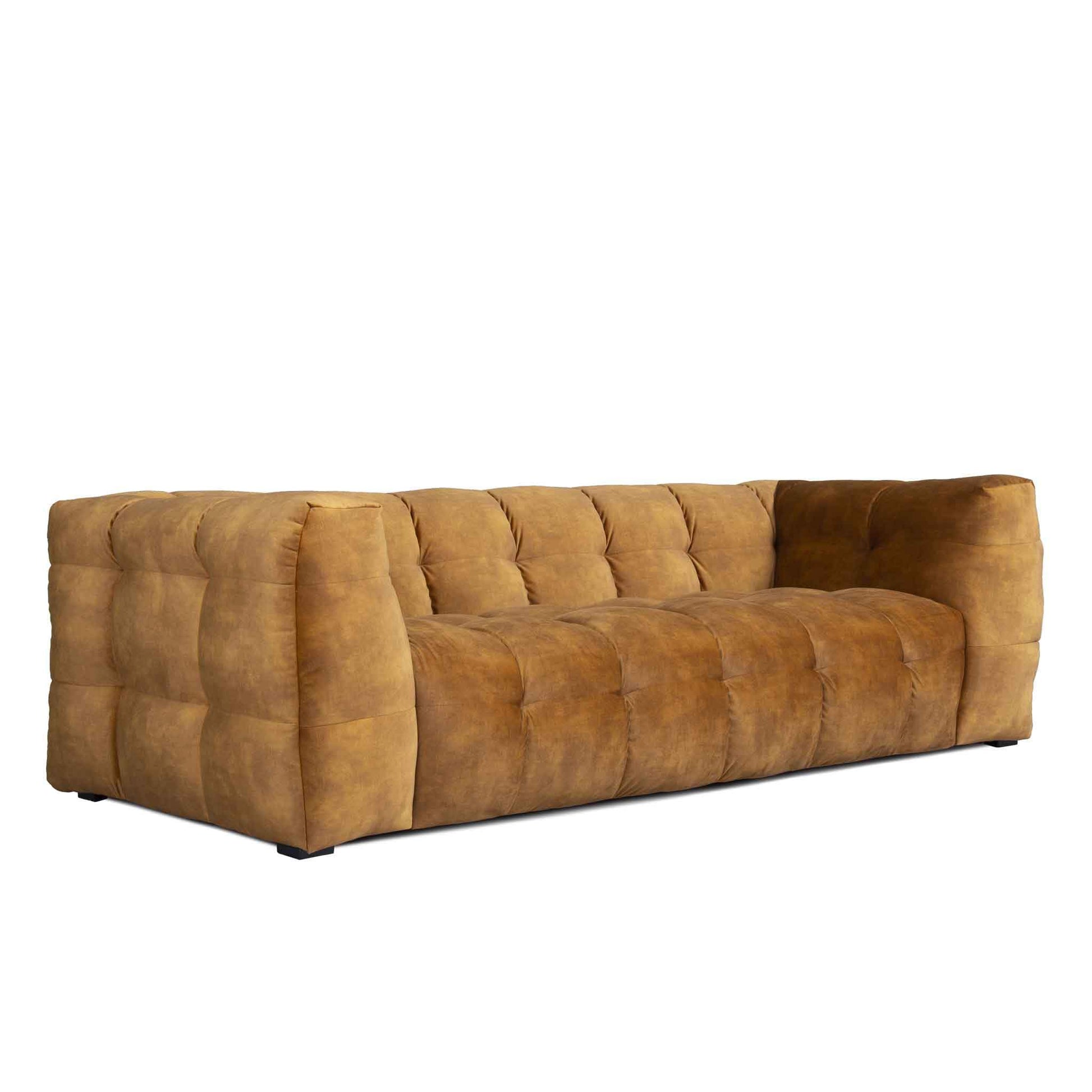 3-sits snygg design sammets soffa på tvären i gul sammet. Formspråket är organiskt.